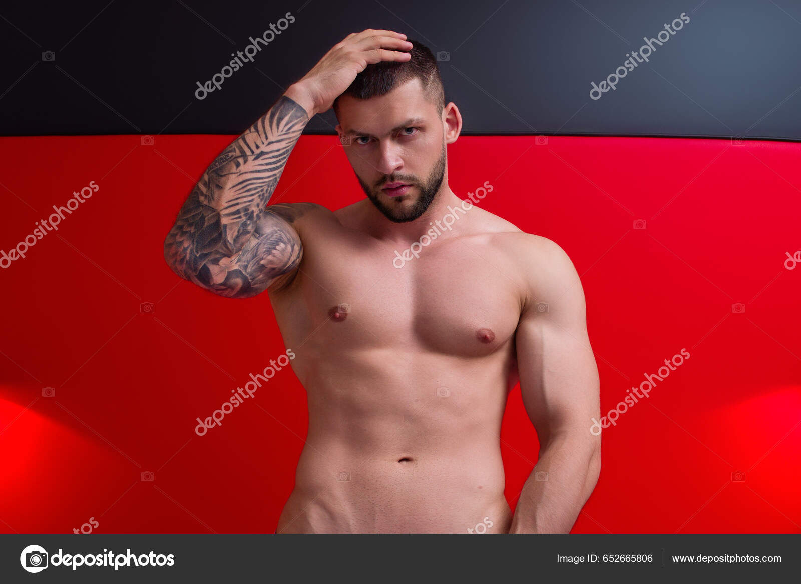 Cuerpo Desnudo Hombros Musculosos Hombre Desnudo Cuerpo Musculoso Sexy  Modelo: fotografía de stock © Tverdohlib.com #652665806 | Depositphotos