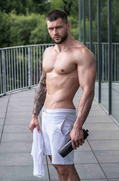 Homem Musculoso Fazer Exercício Com Halteres Ginásio Homem Bonito Com — Fotografia de Stock