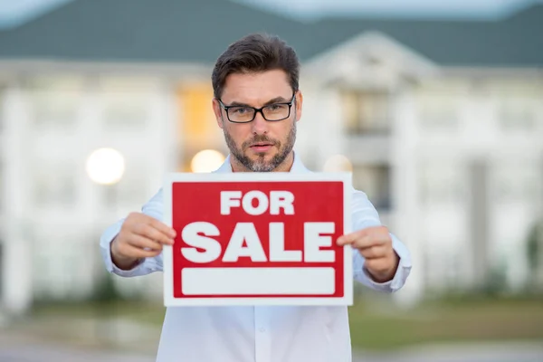 Vendeur Maison Américain Agents Immobiliers Détiennent Signe Vendre Logements Dans — Photo