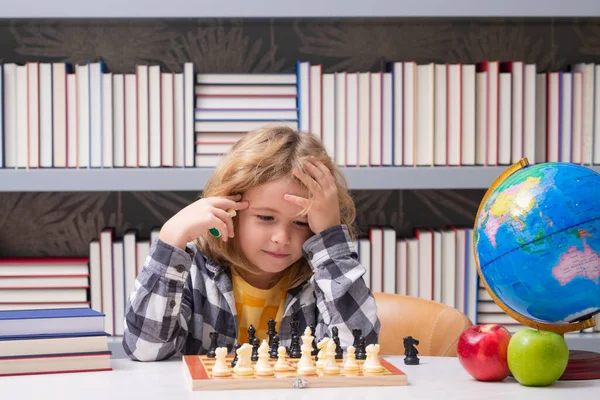 Šachová Škola Pro Děti Chytré Dítě Přemýšlející Šachách Portrét Chytrého — Stock fotografie
