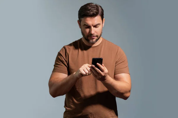 Potret Pria Tampan Menggunakan Smartphone Chatting Membuat Posting Media Sosial — Stok Foto