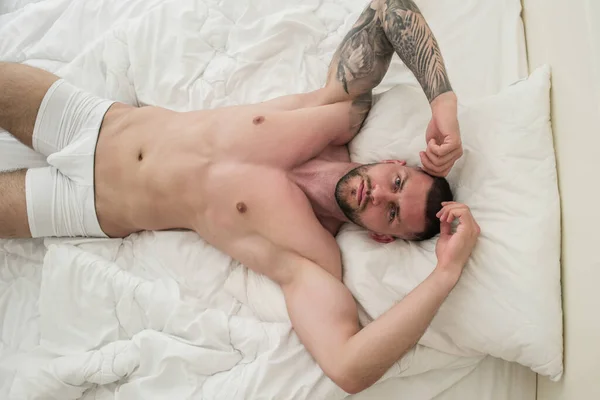 Νεαρός Σέξι Άντρας Ξαπλωμένος Στο Κρεβάτι Όμορφος Νέος Γυμνό Σώμα — Φωτογραφία Αρχείου