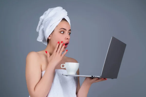 女商人早上在笔记本电脑上工作的自由职业者 头戴毛巾 咖啡在笔记本电脑上工作的女商人 在灰色工作室用笔记本电脑拍摄笑容可亲的女人的画像 — 图库照片