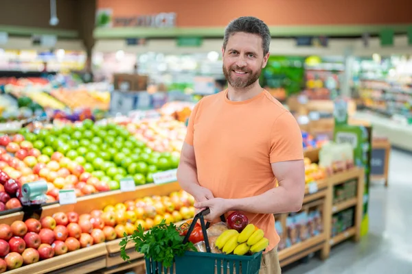Mann Mit Einkaufskorb Voller Gemüse Und Obst Millennium Mann Mittleren — Stockfoto