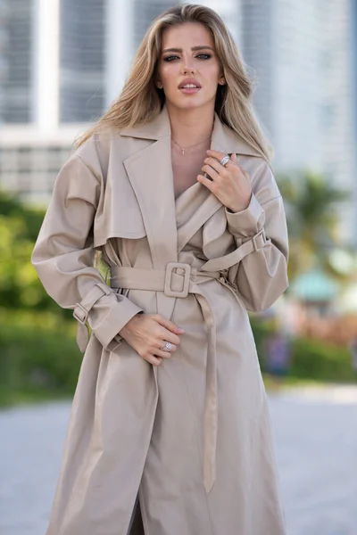 Outdoor Mode Porträt Einer Eleganten Luxuriösen Frau Trendigen Beigen Mantel — Stockfoto