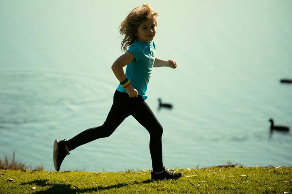 Kinder Rennen Freien Laufen Und Gesunder Sport Für Kinder Kind — Stockfoto