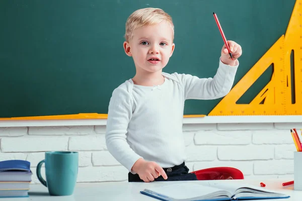 レッスンのハッピースクールの子供たち 黒板のコピースペース 勉強する準備はほとんどできていない 教室における人形の肖像 — ストック写真