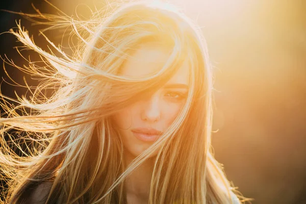 增加音量到她的长发 性感的女人与波浪长发户外 漂亮的女孩 在阳光下美丽的健康的头发 时髦的长发发型 复制空间 — 图库照片