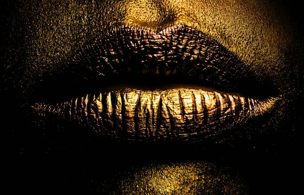 金唇特写黄金金属唇 漂亮的妆容美丽的女性嘴上的金色唇彩 — 图库照片