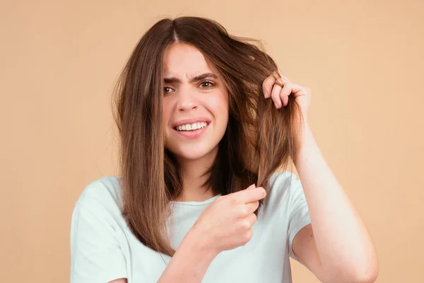 Μαλλιά Για Την Τριχόπτωση Πρόβλημα Γυναίκα Δείχνουν Μαλλιά Της Μπερδεμένα — Φωτογραφία Αρχείου