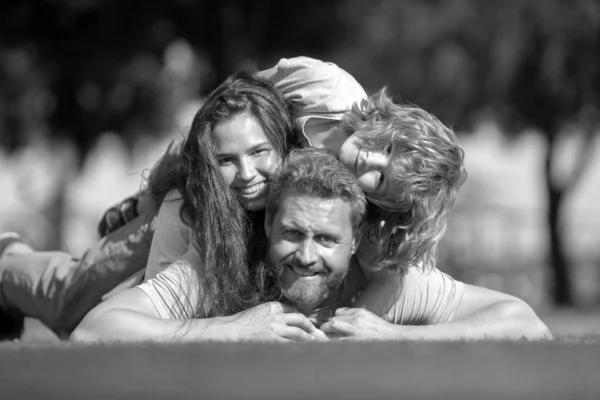 Ritratto Una Felice Famiglia Sorridente Che Rilassa Nel Parco — Foto Stock