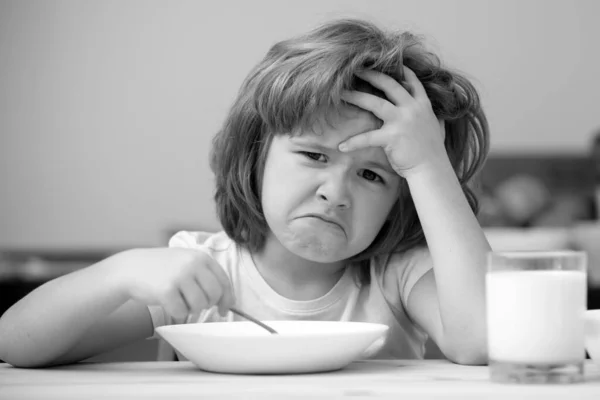 Rapazinho Desfocado Comer Sopa Almoço Criança Caucasiana Infeliz Senta Mesa — Fotografia de Stock