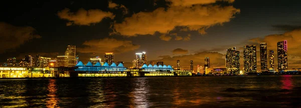 位于佛罗里达州迈阿密市中心的天际线的全景 迈阿密 佛罗里达市中心的天空 夜晚五彩斑斓的摩天大楼 — 图库照片