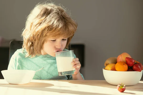 孩子们喝着牛奶杯 一个可爱的小男孩用玻璃杯里的维生素钙喝着美味的有机牛奶 幼儿享受美味的无营养乳糖酸奶 保健概念 — 图库照片