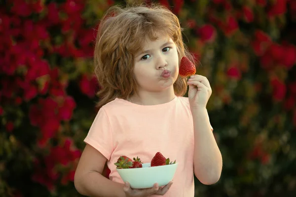 Kids Funny Face Cute Child Eating Strawberries — Stock fotografie