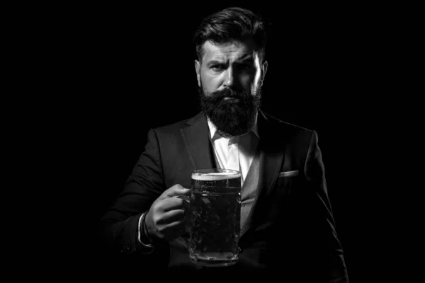 Poważny Człowiek Mody Garniturze Szklanką Piwa Izoalted Czarno Przestrzeń Kopiowania — Zdjęcie stockowe