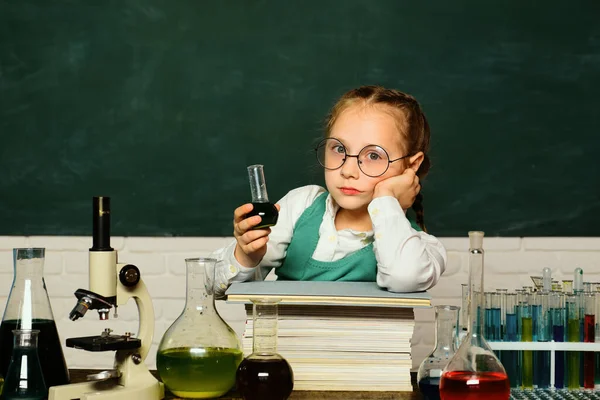 Kid Lär Sig Klass Bakgrund Blackboard Biologi Experiment Med Mikroskop — Stockfoto