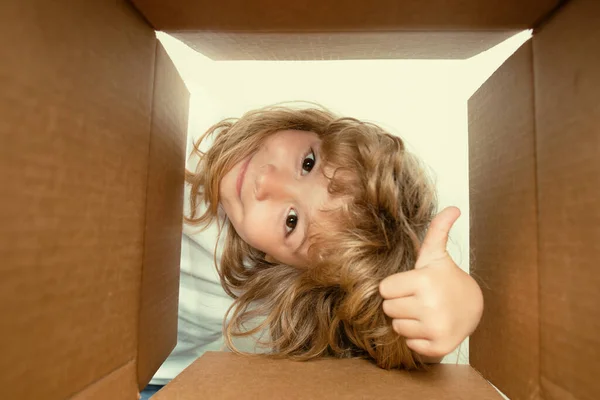 Niño Sorprendido Con Pulgar Hacia Arriba Desempacando Abriendo Caja Cartón — Foto de Stock