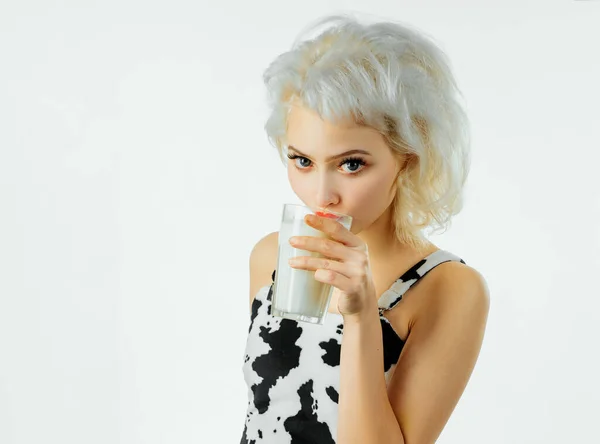 우유는 중요합니다 관능적 여자는 우유를 마시는 사랑스러운 소녀입니다 즐기는 — 스톡 사진
