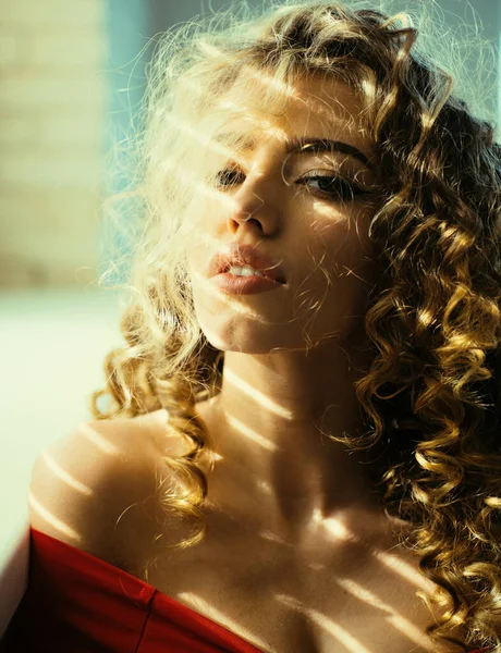 Beautiful Young Woman Shiny Curly Hair Beautiful Model Woman Wavy — Stock Photo, Image