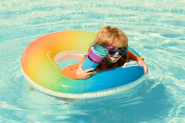 Çocuklar Yüzme Havuzunda Oynuyorlar Çocuk Yaz Tatili — Stok fotoğraf