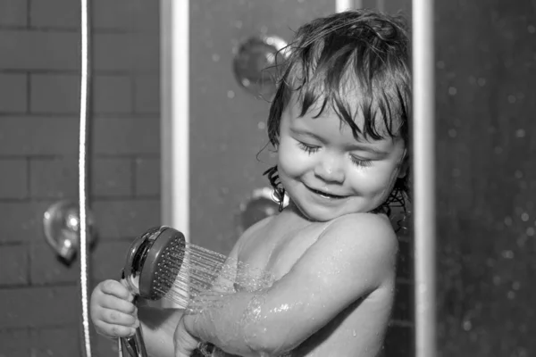 Dítě Baví Koupáním Šťastné Dítě Koupe Hraje Pěnovými Bublinkami Mytí — Stock fotografie