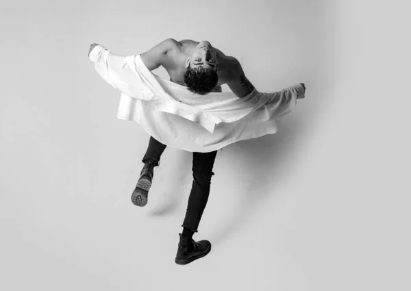 Homme Élégant Avec Chemise Poitrine Nue Mode Masculine Tendance Macho — Photo