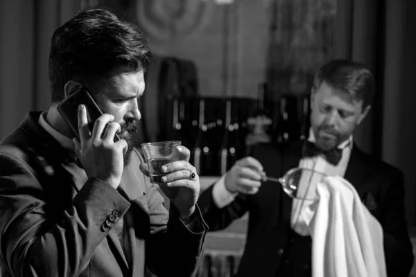 Mina Herrar Dricka Whisky Glas Bartenderkonceptet Bartender Vid Disken Hipster — Stockfoto