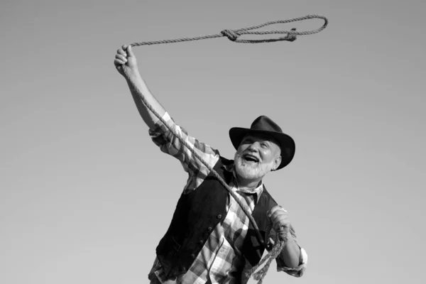 Régi Vadnyugati Cowboy Rodeón Nyugdíjas Lasszókötéllel Szakállas Férfi Barna Kabátban — Stock Fotó