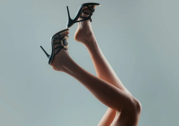 Mujer Sexy Piernas Delgadas Quítate Los Zapatos Moda Moda —  Fotos de Stock