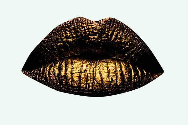 金唇特写黄金金属唇 漂亮的妆容美丽的女性嘴上闪烁着金色的唇彩 嘴上的图标 — 图库照片
