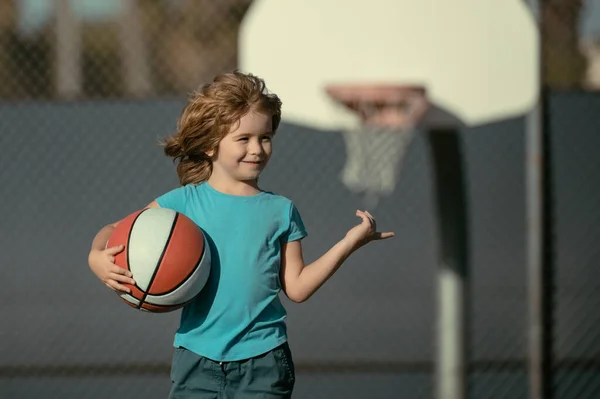 Söta Barn Som Leker Basket Aktiv Ungdom Livsstil Liten Pojke — Stockfoto