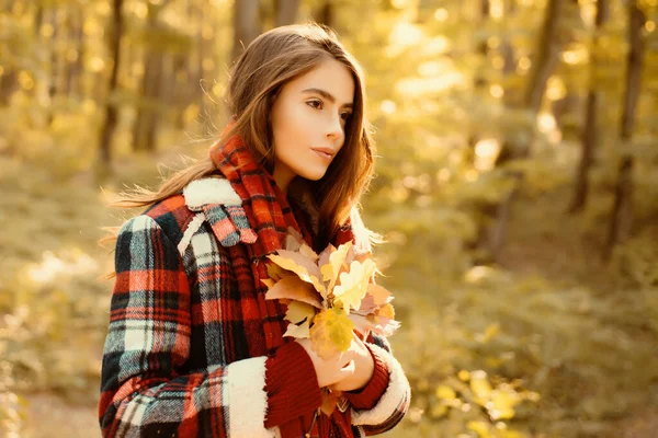 Unbekümmerte Junge Frau Trendigen Roten Pullover Oder Pullover Outdoor Modefoto — Stockfoto