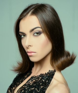 Kadın güzellik visage kavramı. Gri arka plandaki stüdyodaki genç kız. Yakın çekim portre. Saç modeli stili. Moda, güzellik, kozmetik