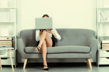 Güzel sekreter bacakları. Baştan çıkarıcı seksi sekreter dizüstü bilgisayarlı ve seksi bacaklı gizli sekreter koltukta oturuyor. Seksi iş kadını. Şehvetli genç kız çalışan.