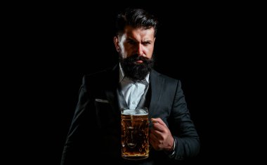 Bira bardağı tutan mutlu bira üreticisi. Bira iç.