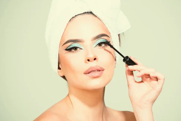 Maquillaje Belleza Mujer Con Toalla Cabeza Aplicando Rímel Negro Las — Foto de Stock