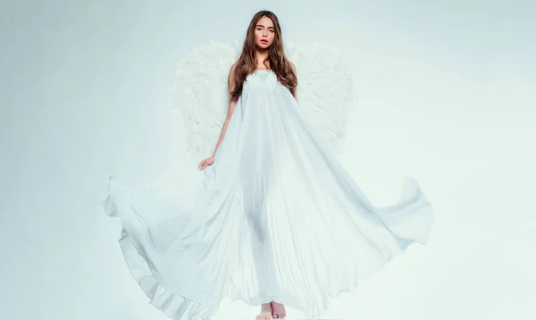 バレンタインデーと衣装のコンセプト 天使の衣装を着た若い女性 天使に贈り物を 白い天使が倒れた 天使の翼を持つ美しい女性のポーズ — ストック写真
