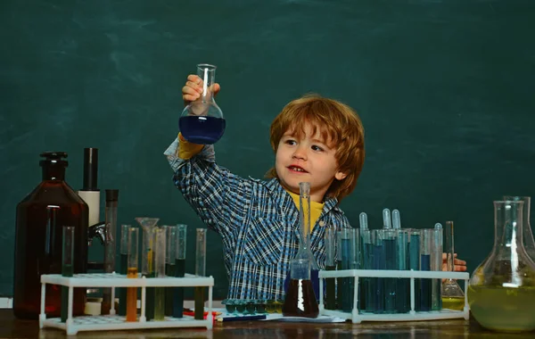 背景に黒板を持つ教室の子供 自宅で学ぶ 化学科学教室学校の研究室で化学を稼ぐ小さな子供の科学者 — ストック写真