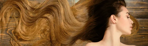 在木制背景上有着美丽的长发的女人 长头发美丽的头发着色妇女 — 图库照片