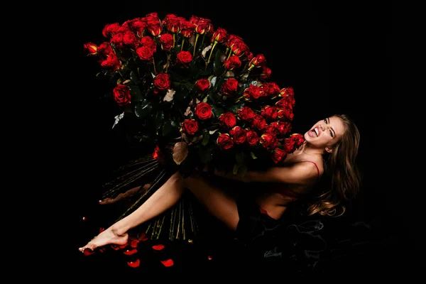 Чувственная Женщина Красными Губами Красной Розой Черный Фон Красивая Сексуальная — стоковое фото