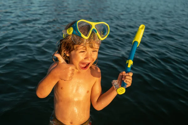 Мальчик Плавает Пляже Летних Каникулах Ребенок Море Счастливые Дети Плавают — стоковое фото