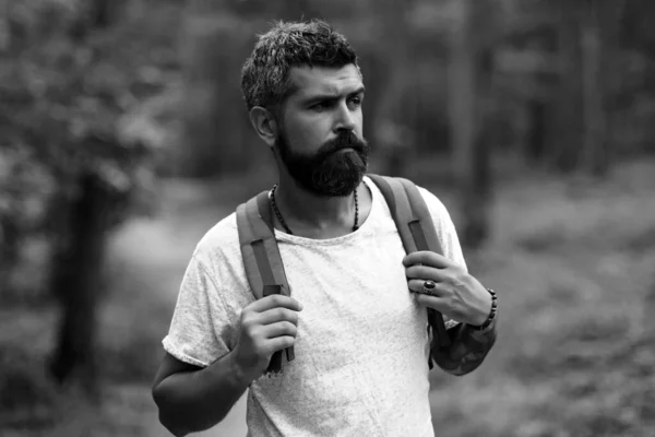 Ενεργός Υγιής Άνθρωπος Πεζοπορία Στο Όμορφο Δάσος Νεαρός Που Περπατάει — Φωτογραφία Αρχείου
