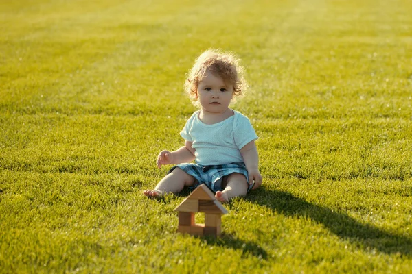 Verzekeringskinderen Baby Spelen Groen Gras Warme Lentetijd Het Park — Stockfoto