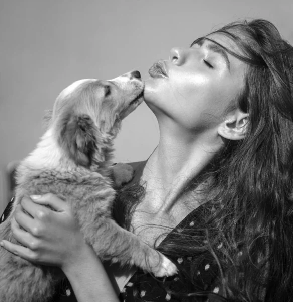 Bella Ragazza Che Stringe Suo Cane Cucciolo Condivide Abbraccio Coccole — Foto Stock