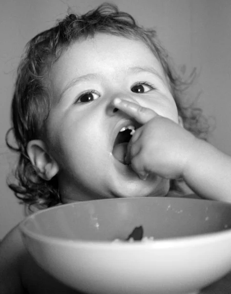 Funny Little Baby Kitchen Eating Fingers Plate Funny Child Face — Stock Photo, Image