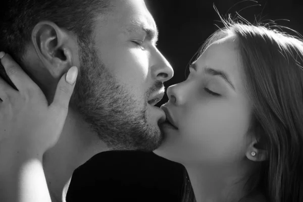 Paar Küsst Sich Aus Nächster Nähe Berührende Körperekstase Und Vergnügen — Stockfoto