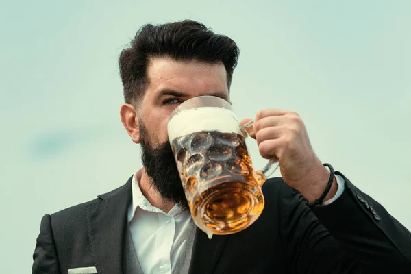Элегантный Мужчина Пьет Пиво Питьевой Стакан Пива — стоковое фото
