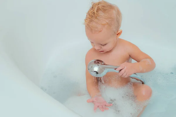 快乐的小男孩有洗澡的乐趣 可爱的快乐笑宝宝在柔软的浴袍后 在儿童房玩 儿童卫生和保健 — 图库照片