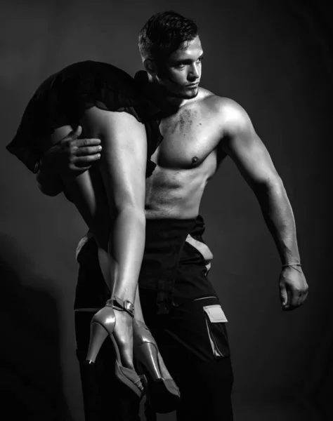 性感的年轻夫妇晚上的身体 诱惑性感的夫妇 肌肉男抱着裸体女人 — 图库照片